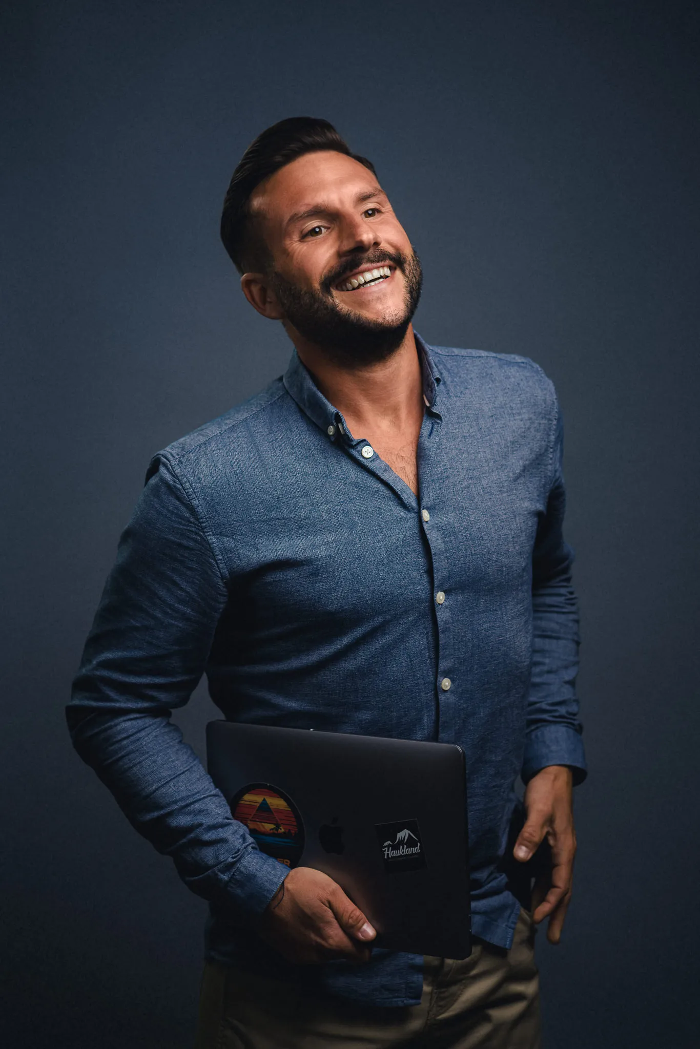 Oliver Müller, Gründer von Sky Consulting & Marketing, mit Laptop